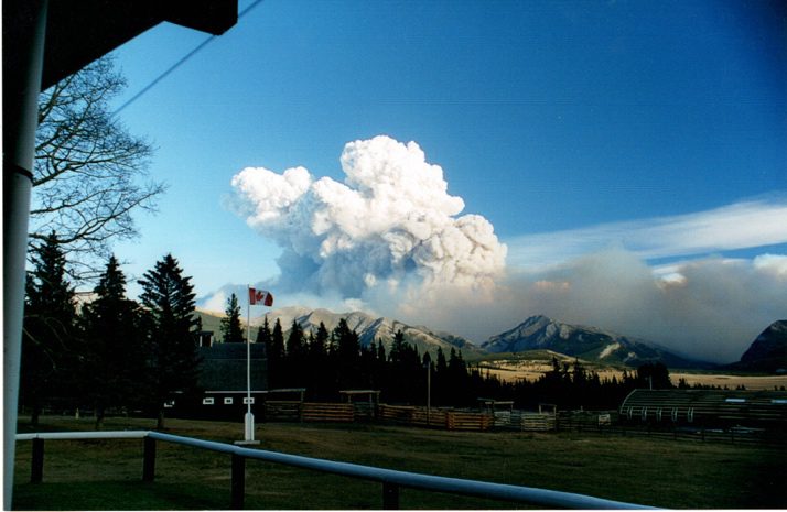  Smoke plume from Dogrib Fire Oct 16th, 2001.  3 pm